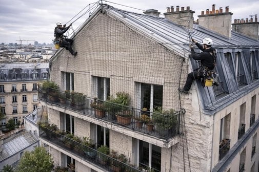 Pose de filet anti-chute d'homme et de pierre