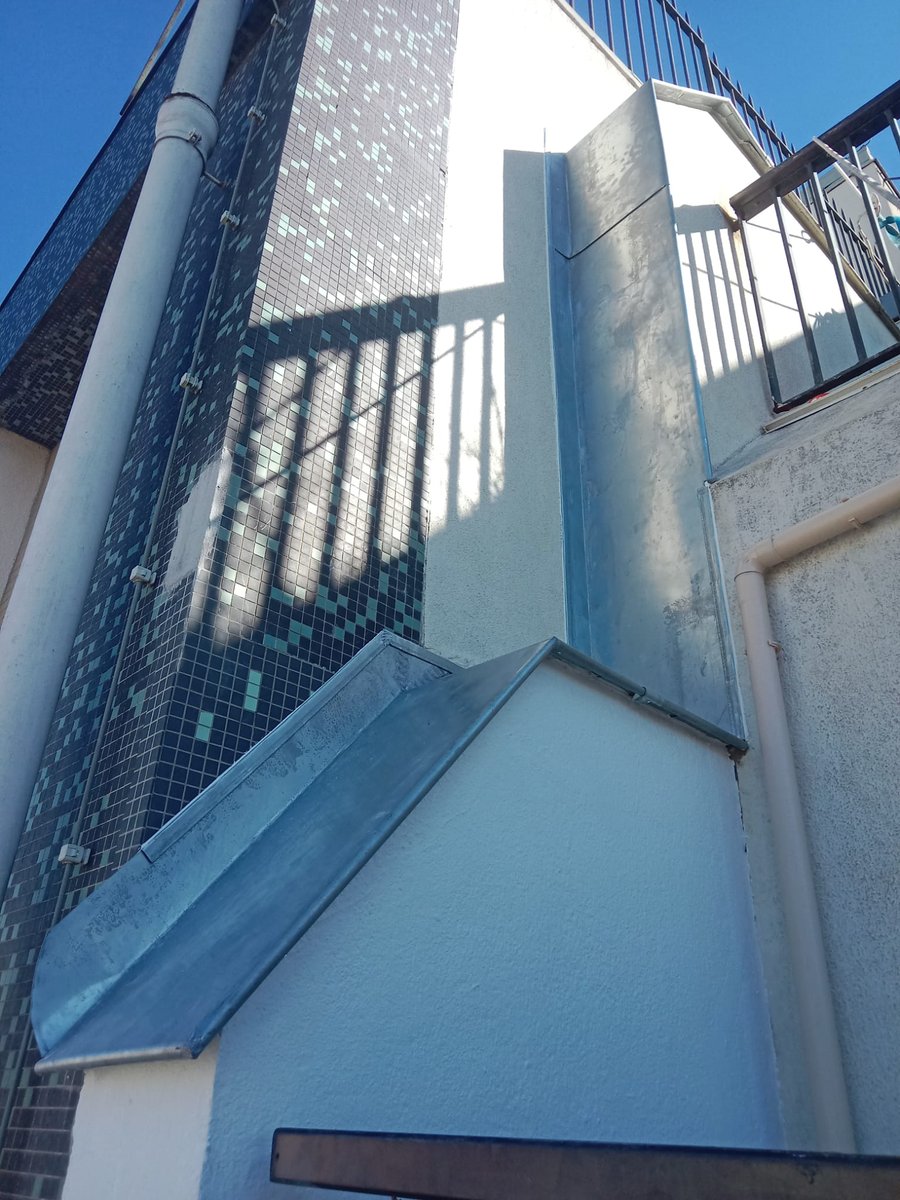 Façonnage pièce zinc en tête de mur